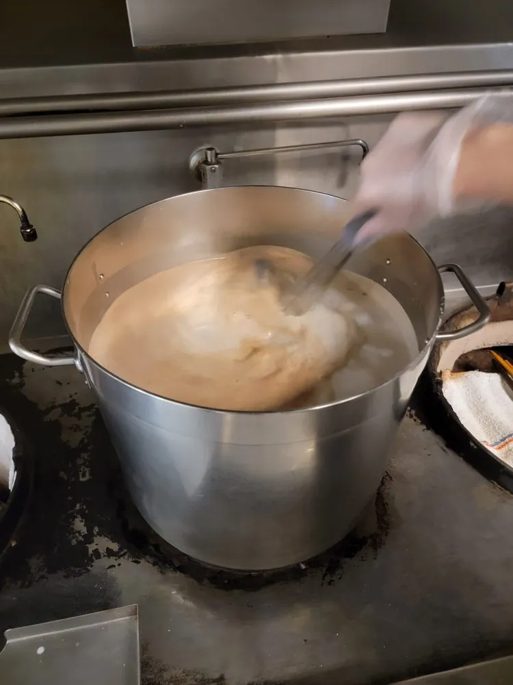Preparación de champurrado en la cocina de La Mexicana Bakery